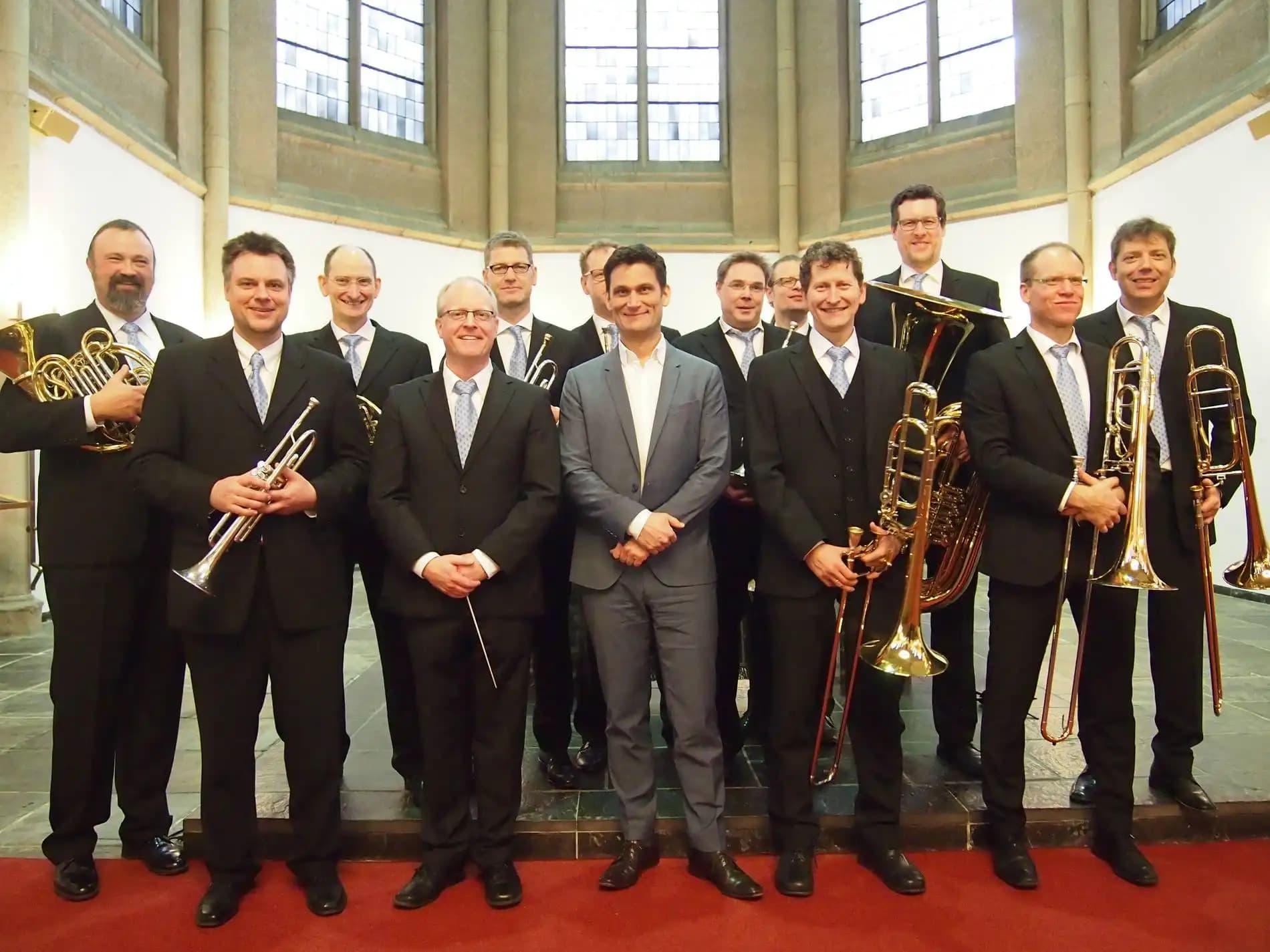 Das komplette Ensemble BlechConTakt bei einem Konzert mit Christian Ehring in Krefeld